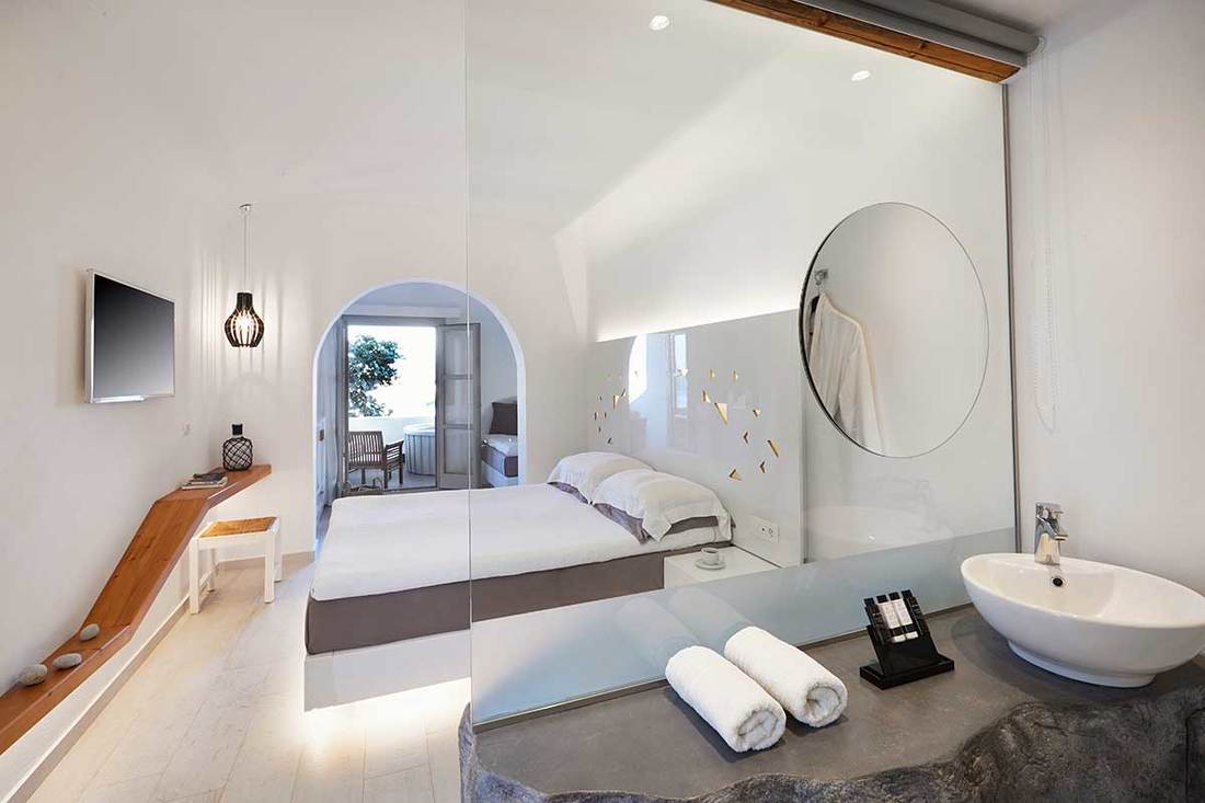 Superior double room sea view folegandros-9 Superior twin room with outdoor hot tub. Folegandros booking. Folegandros beach.